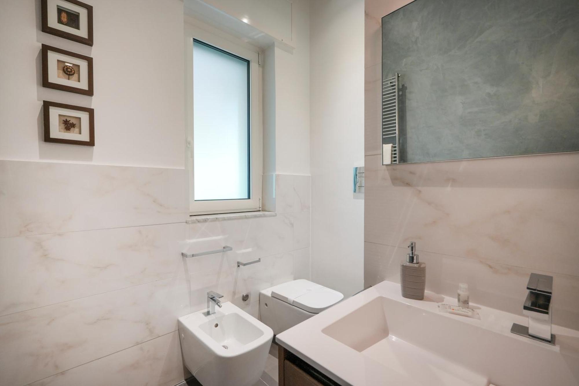 Gli Aquiloni Apartment - Steps From The Station Bari Bagian luar foto