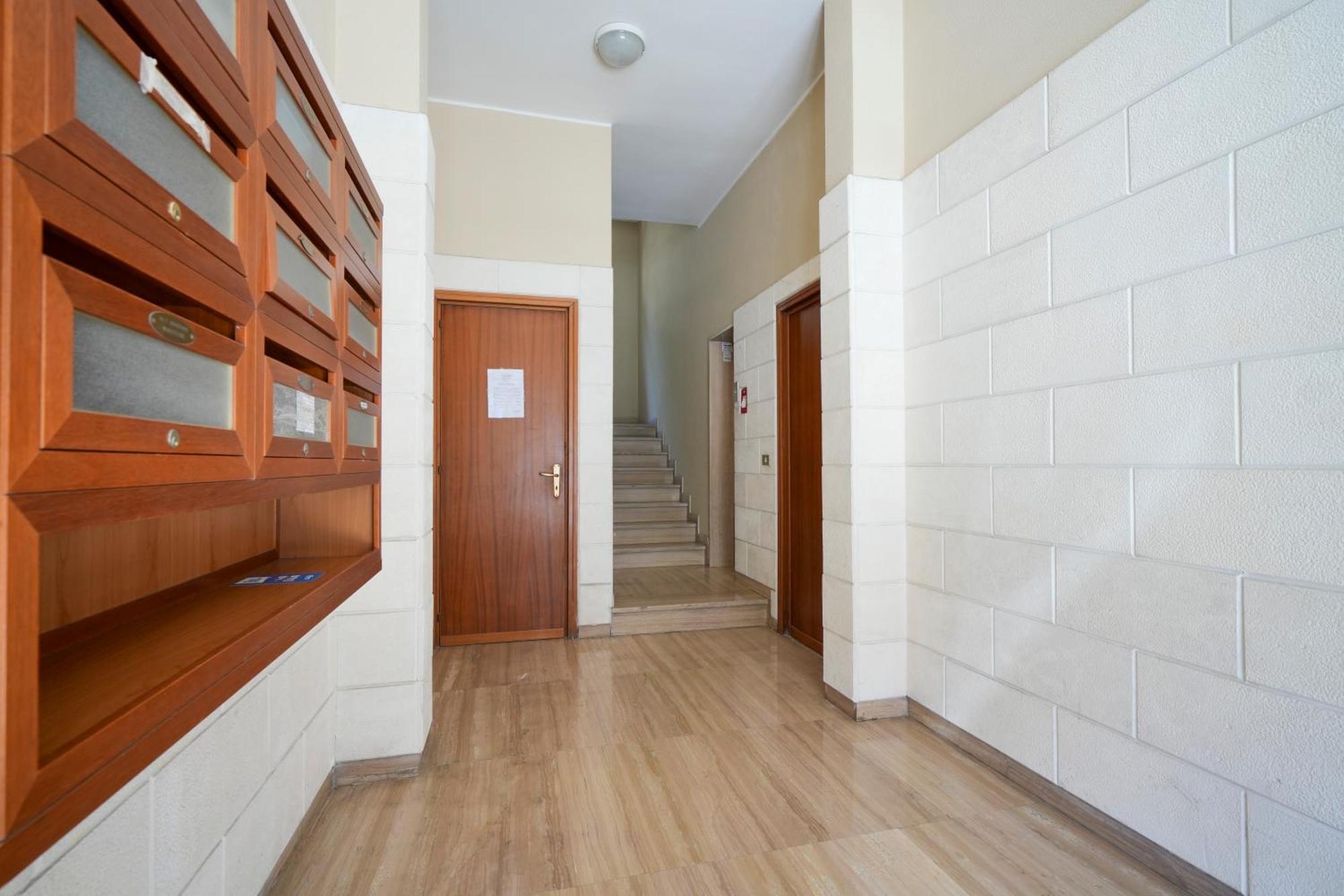 Gli Aquiloni Apartment - Steps From The Station Bari Bagian luar foto